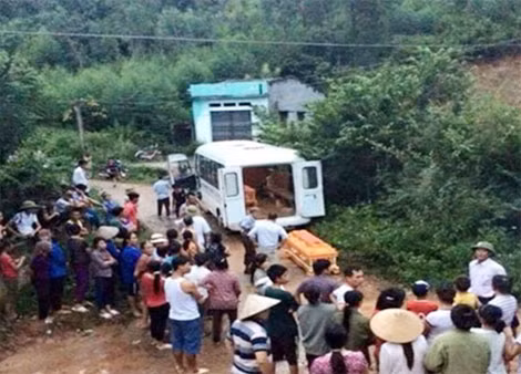 Thi thể hai vợ chồng được đưa về quê mai táng. Ảnh CTV.