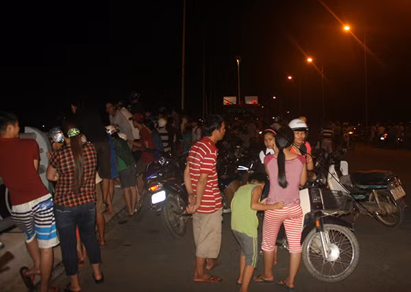 Đông người dân theo dõi việc tìm kiếm tung tích nạn nhân T..