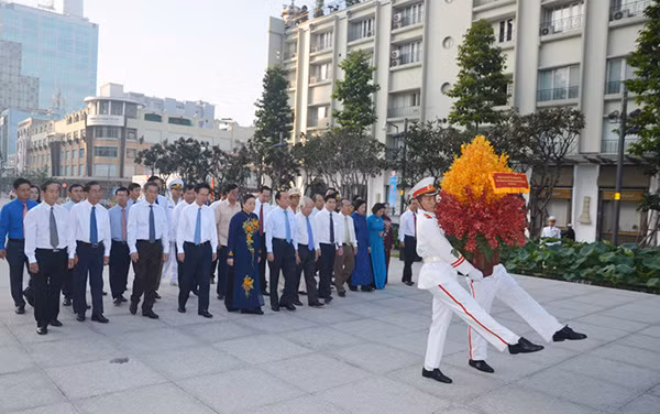 Các đại biểu dâng hương, tưởng niệm trước tượng đài Bác trước lễ kỷ niệm chính thức. Các đại biểu dâng hương, tưởng niệm trước tượng đài Bác trước lễ kỷ niệm chính thức.