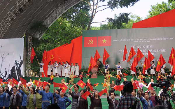 Khí thế Nam Bộ kháng chiến được tái hiện qua các tiết mục biểu diễn nghệ thuật. Khí thế Nam Bộ kháng chiến được tái hiện qua các tiết mục biểu diễn nghệ thuật.