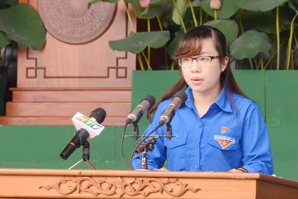 Nguyễn Ngọc Lan Trang, Bí thư đoàn trường ĐH Luật TP HCM thay mặt tuổi trẻ thành phố hứa nguyện tiếp thu, phát huy tinh thần Nam Bộ kháng chiến. Nguyễn Ngọc Lan Trang, Bí thư đoàn trường ĐH Luật TP HCM thay mặt tuổi trẻ thành phố hứa nguyện tiếp thu, phát huy tinh thần Nam Bộ kháng chiến.