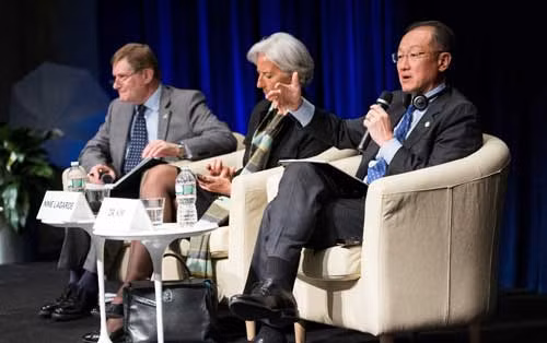 Chủ tịch WB Jim Yong Kim (thứ nhất bên phải) và Tổng Giám đốc IMF Christine Lagarde (ở giữa) đều đưa ra cảnh báo về những bất ổn kinh tế, bất bình đẳng trong xã hội và tác động xấu của tình trạng nợ công. Ảnh: World Bank.