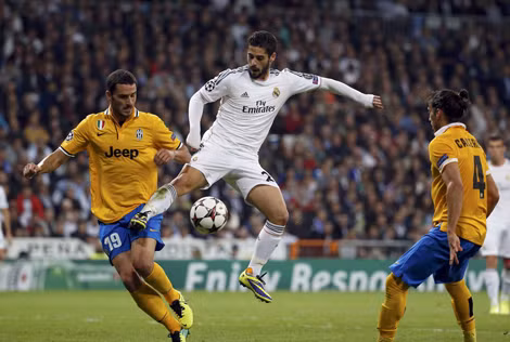 Juventus đánh bại Real Madrid (giữa) để có mặt ở chung kết Champions League.