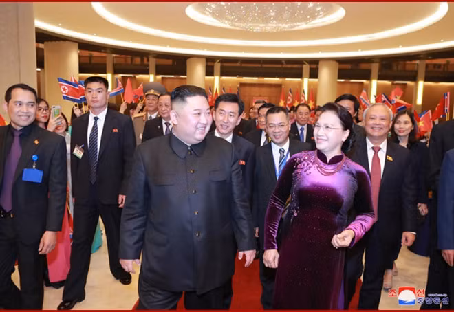 Ông Kim Jong-un cũng có cuộc hội kiến với Chủ tịch Quốc hội Nguyễn Thị Kim Ngân tại Nhà Quốc hội.