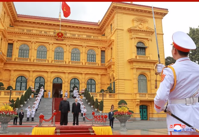 Tổng Bí thư, Chủ tịch nước Nguyễn Phú Trọng và Nhà lãnh đạo Triều Tiên Kim Jong-un dự lễ chào cờ. Được biết, chuyến thăm này của Chủ tịch Kim diễn ra trước thềm kỷ niệm 70 năm ngày thiết lập quan hệ ngoại giao giữa hai nước (31-1-1950).