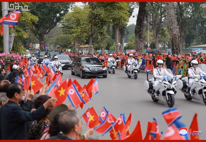 Ông Kim Jong-un đã có chuyến thăm hữu nghị chính thức Việt Nam từ ngày 1 đến 2-3, theo lời mời của Tổng bí thư, Chủ tịch nước Nguyễn Phú Trọng. KCNA đã ghi lại được khoảnh khắc người dân Việt Nam phấn khởi vẫy cờ hai nước để chào đón Chủ tịch Kim.