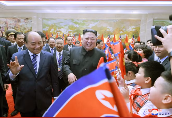 Chủ tịch Kim nở nụ cười tươi rói với các em thiếu nhi Việt Nam và các cán bộ Văn phòng Chính phủ, trước khi hội kiến với Thủ tướng Chính phủ Nguyễn Xuân Phúc vào chiều cùng ngày.