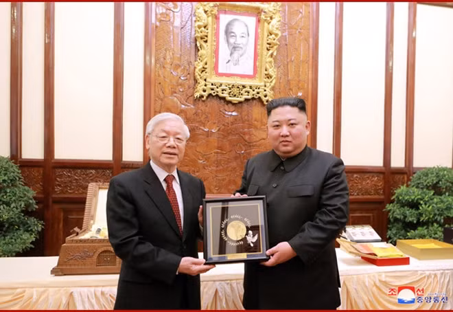 Bức tranh mạ vàng khắc họa hình ảnh chuyến thăm chính thức Triều Tiên năm 1957 của Chủ tịch Hồ Chí Minh là món quà mà Tổng Bí Thư, Chủ tịch nước Nguyễn Phú Trọng đã trao tặng cho Nhà lãnh đạo Kim Jong-un.