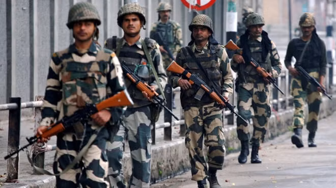 Biên phòng Ấn Độ tuần tra tại thủ phủ Srinagar, bang Jammu và Kashmir - Ảnh: Reuters.