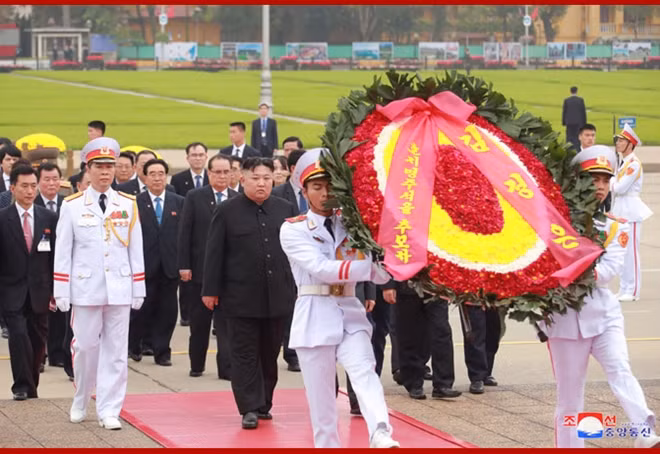 Sáng 2-3, Chủ tịch Kim Jong-un và đoàn đại biểu Triều Tiên đã viếng lăng Chủ tịch Hồ Chí Minh và đặt vòng hoa tại đài tưởng niệm liệt sĩ trước khi lên đường trở về quê hương.