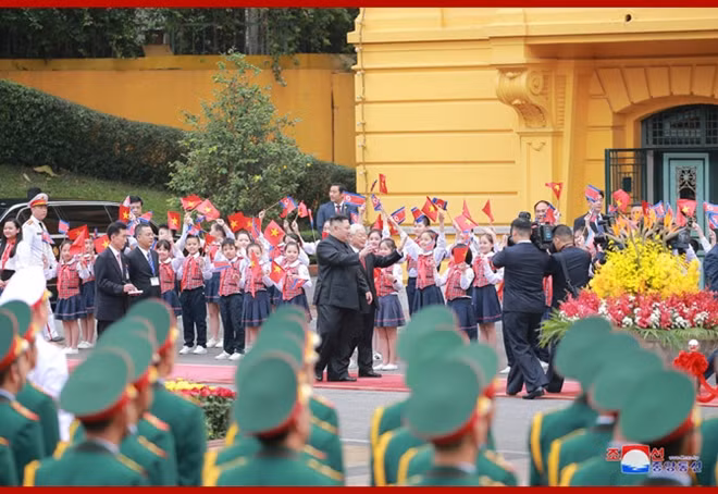 Lễ đón Chủ tịch Kim Jong-un diễn ra vào chiều 1-3 tại Phủ Chủ tịch. Đây là chuyến thăm chính thức Việt Nam đầu tiên của Nhà lãnh đạo Triều Tiên trong vòng 55 năm qua. Trước đó, ông Kim Nhật Thành, ông nội của Chủ tịch Kim Jong-un từng thăm Việt Nam vào năm 1964.