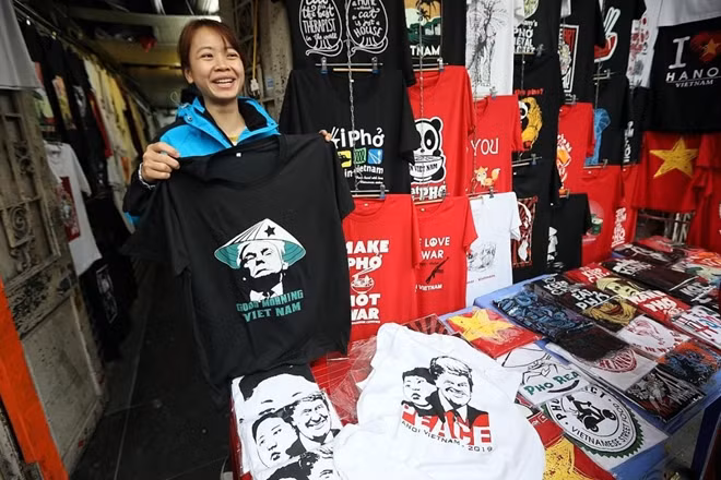 Những chiếc áo phông in hình Tổng thống Mỹ Donald Trump và Chủ tịch Triều Tiên Kim Jong-un rất đắt khách. Ảnh: EPA-EFE.