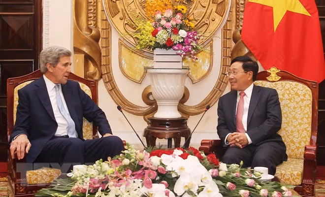 Phó Thủ tướng, Bộ trưởng Bộ Ngoại giao Phạm Bình Minh tiếp cựu Ngoại trưởng Hoa Kỳ John Kerry. (Ảnh: Lâm Khánh/TTXVN) Phó Thủ tướng, Bộ trưởng Bộ Ngoại giao Phạm Bình Minh tiếp cựu Ngoại trưởng Hoa Kỳ John Kerry. (Ảnh: Lâm Khánh/TTXVN)
