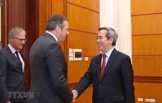 Ông Nguyễn Văn Bình tiếp Đoàn Ủy ban Ngân sách Quốc hội Đức do ông Andreas Mattfeldt, Nghị sỹ Liên minh Đảng cầm quyền CDU/CSU làm trưởng đoàn. (Ảnh: Phương Hoa/TTXVN)
