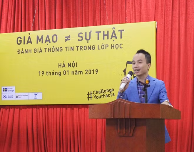 Nhà báo Hoàng Minh Trí đến từ Báo Công an nhân dân chia sẻ kỹ năng đánh giá thông tin với các thầy cô giáo và các em học sinh trường THCS Thực Nghiệm Hà Nội.