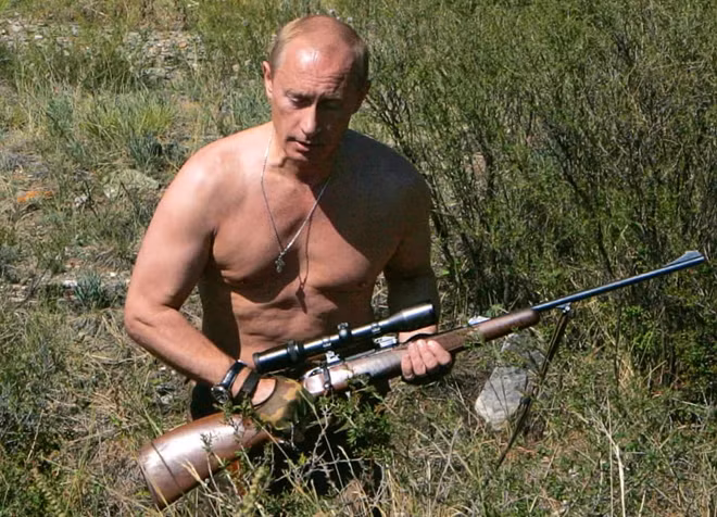 Tháng 8-2007: Ông Putin dành thời gian nghỉ ngơi và đi săn tại Cộng hòa Tuva. Ảnh: Getty Images.
