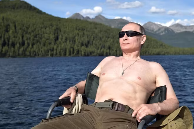 Ông Putin được cho là rất yêu thích cảnh vật và thời tiết tại Siberia. Tháng 8- 2017, Tổng thống Putin tắm nắng trong kỳ nghỉ của mình ở vùng Tuva xa xôi, thuộc miền nam Siberia. Ảnh: Getty Images.