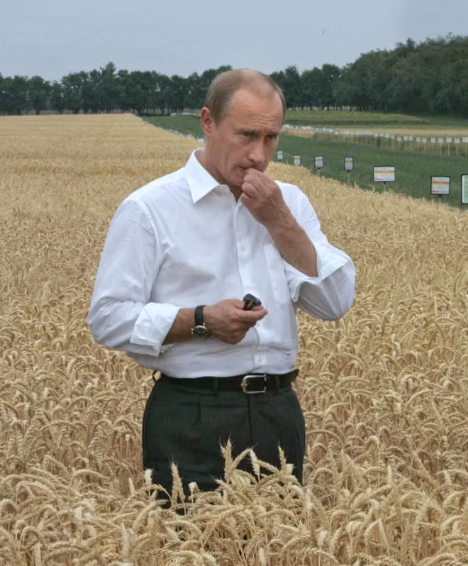 Tháng 6 - 2007, Tổng thống Putin đến thăm một triển lãm nông nghiệp ở Rostov-on-Don. Ông Putin từng cho biết, với gần 1/3 dân số của nước Nga hiện đang sống và làm việc tại các vùng nông thôn, ông luôn cố hết sức để biến cuộc sống tại các vùng này trở nên sôi nổi hơn, thú vị hơn, tạo ra những cơ hội để người dân có thể thực hiện được những kế hoạch và ý tưởng của họ, sử dụng những phẩm chất và tài năng tuyệt vời nhất của họ, trên chính quê hương mình. Ảnh: Getty Images.