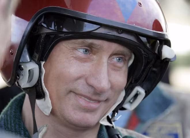 Trong một lần tới thăm sân bay quân sự Olenogorsk, Tổng thống Putin đã bay thử chiếc máy bay ném bom hạng nặng và siêu thanh Tupolev-160. Tổng thống Putin từng là đại tá tình báo hoạt động ở Dresden (LB Đức). Từ ngày làm Tổng thống Nga, ông đã có lần lái tàu ngầm và từng lái máy bay chiến đấu Su–27 tới Chechnya. Ảnh: Getty Images.
