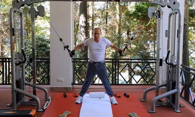 Thường xuyên làm việc với lịch trình dày đặc và căng thẳng, nhưng ông Putin vẫn dành thời gian hàng ngày để tập gym. Hình ảnh này ghi lại vào tháng 8- 2015, Tổng thống Putin tập thể dục tại một phòng tập trong khu tư dinh tại bang Bocharov Ruchei, Sochi. Ảnh: Getty Images.