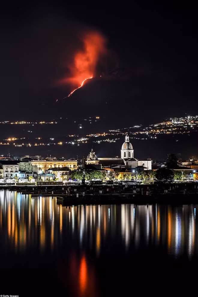 Khung cảnh dòng nham thạch nóng chảy xuống sườn núi Etna đã thắp sáng bầu trời đêm Catania. Với tầm nhìn từ cảng Riposto, hình ảnh ghi lại khoảnh khắc trên của Boris Behncke từ Viện Địa vật lý và Núi lửa Quốc gia đã được giới chuyên gia đánh giá cao và hàng triệu cư dân mạng trầm trồ, chia sẻ nhanh chóng mặt.