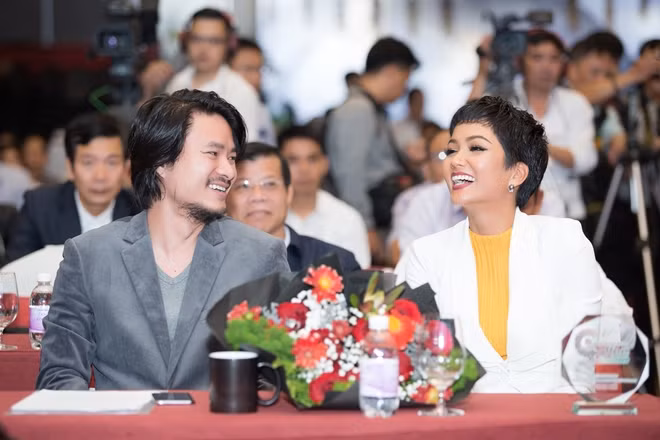 Hoa hậu Hoàn Vũ H’hen Niê và tổng đạo diễn Hoàng Nhật Nam.