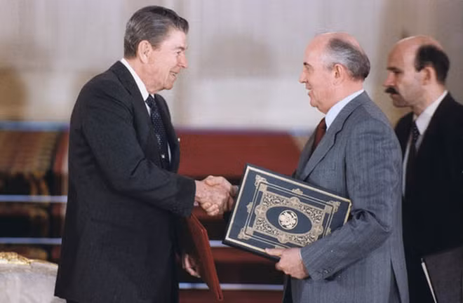 Tổng thống Mỹ Ronald Reagan và Tổng Bí thư đảng Cộng sản kiêm Tổng thống Liên Xô Mikhail Gorbachev ký kết INF năm 1987.