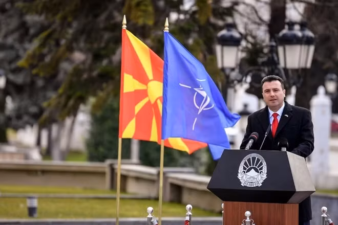 Thủ tướng Bắc Macedonia gọi dấu mốc nước này đổi tên là một lịch sử. Ảnh: Tweeter.