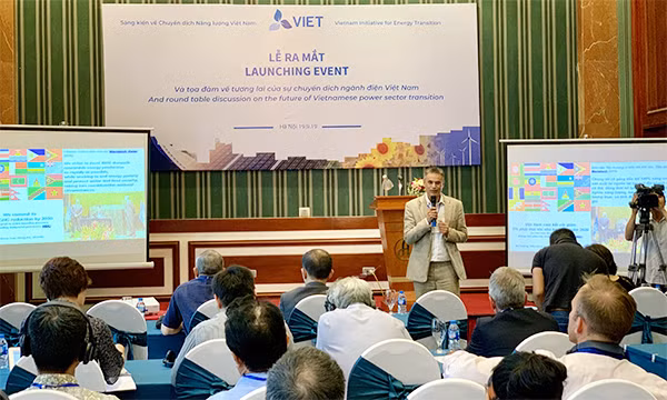 Các chuyên gia của VIET đưa ra 7 khuyến nghị chính sách, thúc đẩy chuyển dịch năng lượng ngành điện Việt Nam. Ảnh: Thái An.