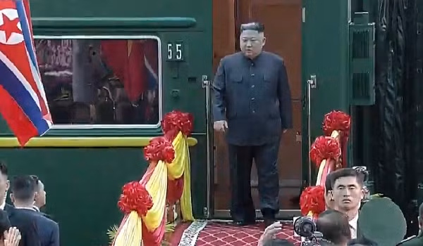 Chủ tịch Triều Tiên Kim Jong-un bước xuống tàu. ảnh chụp màn hình KBS.