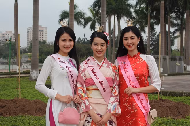 Nữ hoàng hoa anh đào Nhật Bản Takenada Risako (giữa) cùng hai Đại sứ Thiện chí hoa anh đào đầu tiên của Việt Nam Trần Diệu Anh (trái) và Phạm Ngọc Linh (phải).