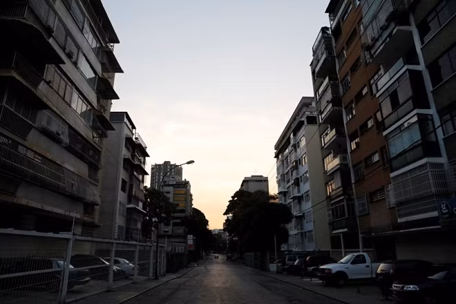 Tình trạng mất điện trên diện rộng tại Venezuela đã kéo dài sang ngày thứ 6, cản trở nhiều hoạt động và gây bất ổn trật tự xã hội. Ảnh: Reuters