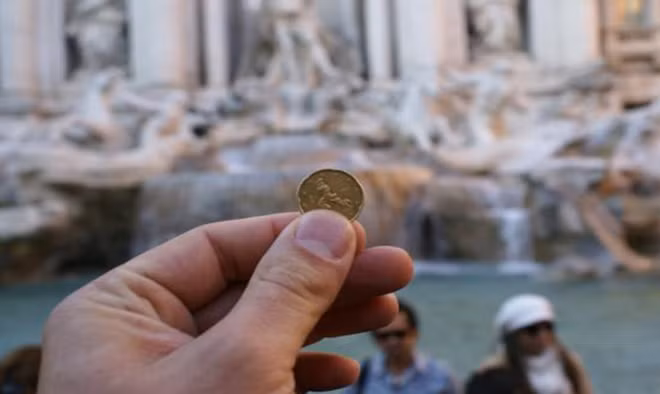 Số tiền mà khách du lịch tung xuống đài phun nước Trevi mỗi năm lên tới 1,5 triệu euro. Nguồn: firkee.in.