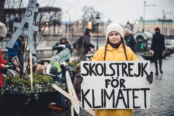 Hình ảnh thường thấy về cô bé Greta Thunberg với mái tóc nâu cùng thông điệp “Đình công trường học vì khí hậu". Ảnh: WSP.