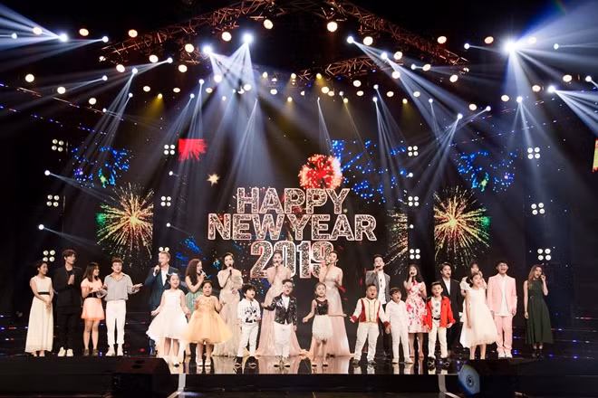 Kết chương trình, 4 người đẹp cùng các ca sĩ và em nhỏ hát vang ca khúc “Happy New Year” để chào đón giây phút năm mới đang đến.