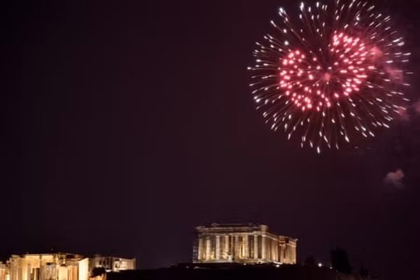 Đền Pantheon (Hy Lạp) huyền ảo trong đêm giao thừa. Trong năm 2018, Athens đã nhận gói cứu trợ cuối cùng để giải quyết vấn đề nợ công của nước này.