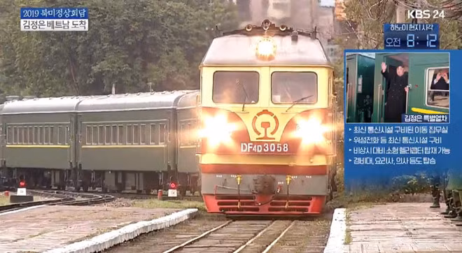 Đầu máy kéo đoàn tàu chở Chủ tịch Triều Tiên được sơn màu đỏ - vàng và mang biểu tượng của Tập đoàn Đường sắt Trung Quốc.