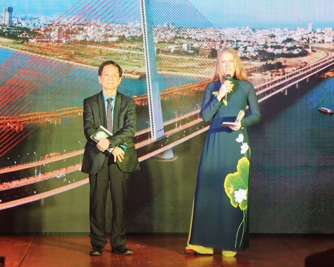 Nhà thơ Mai Văn Phấn, người đạt giải thưởng Cikada của Thụy Điển năm 2017 và cô Camilla Bjelkas thuộc Đại sứ quán Thụy Điển tại Việt Nam trong phần đọc thơ song ngữ tại sự kiện.
