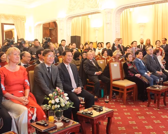 Các đại biểu tham dự sự kiện đều bày tỏ vui mừng trước sự phát triển không ngừng của quan hệ ngoại giao Việt Nam - Thụy Điển.