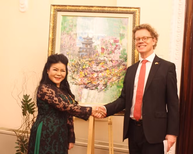 Họa sĩ Dương Văn Thành, người từng dành 15 năm dạy học tại Thụy Điển tặng tranh lưu niệm cho Đại sứ quán Thụy Điển tại Việt Nam.
