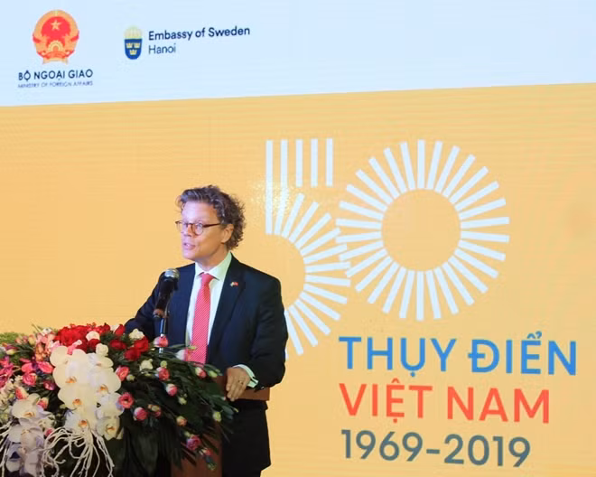 Đại sứ Thụy Điển Pereric Högberg trong bài diễn văn của mình đã gây bất ngờ khi đọc câu ca dao của Việt Nam "Yêu nhau vạn sự chẳng nề/Một trăm chỗ lệch cũng kê cho vừa", để ví với sự sâu sắc trong quan hệ ngoại giao hai nước.