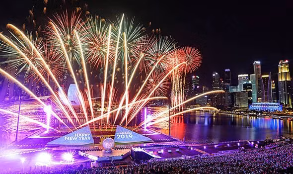 Hàng ngàn người đã có mặt tại vịnh Marina (Singapore) để chào đón năm mới theo phong cách hiện đại với những màn pháo hoa kết hợp nhạc nước.