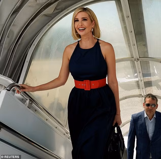 Hôm 2-9, Ivanka Trump được các paparazzi bắt gặp với một diện mạo hoàn toàn mới, khi đang trên đường di chuyển từ căn hộ ở Maryland đến sân bay, để tới các quốc gia Nam Mỹ nhằm thúc đẩy sáng kiến Phát triển và Thịnh vượng Phụ nữ Toàn cầu (W-GDP) của chính quyền Tổng thống Trump.