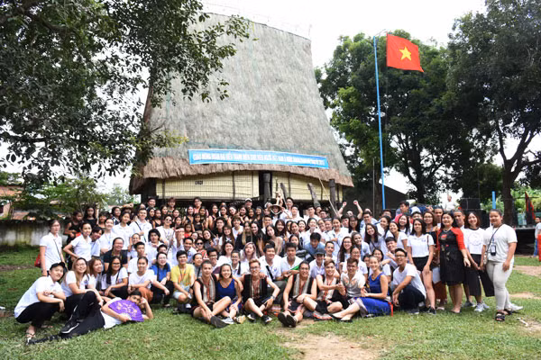 Các kiều bào trẻ sẽ tham gia nhiều hoạt động ý nghĩa và thiết thực như viếng Lăng Chủ tịch Hồ Chí Minh, tham quan các di tích lịch sự, hoạt động từ thiện - xã hội...Ảnh minh họa. Nguồn: quehuongonline.vn