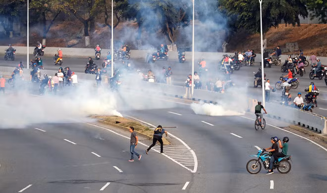 Hơi cay được bắn ra gần căn cứ không quân Generalisimo Francisco de Miranda ở thủ đô Caracas. Ảnh: Reuters.