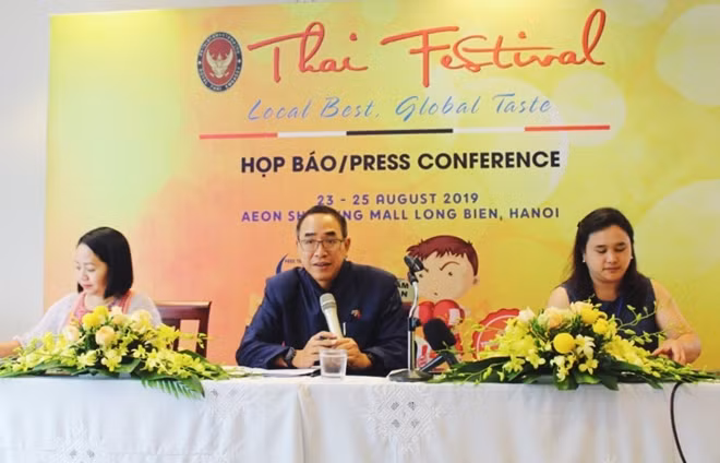 Đại sứ Thái Lan Tanee Sangrat phát biểu tại buổi họp báo.