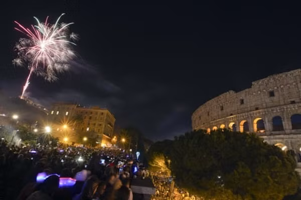 Người dân Italia tập trung tại khu vực phố đi bộ gần Đấu trường La Mã để chào đón năm mới 2019.