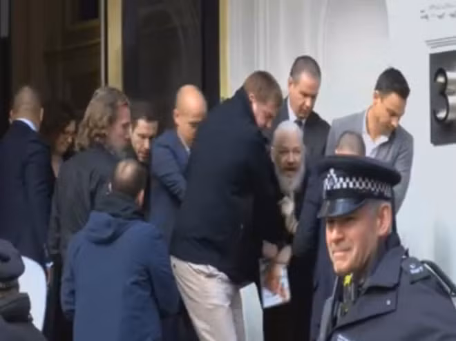 Hình ảnh Julian Assange bị cảnh sát Anh áp giải khỏi đại sứ quán Ecuador ở London. Ảnh: Sky News.
