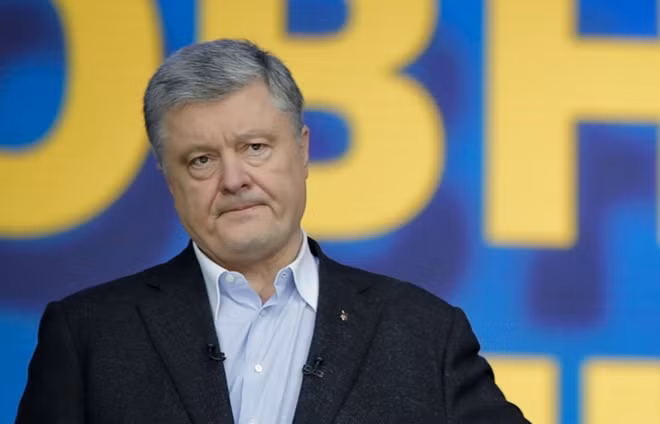 Cựu Tổng thống Poroshenko bị cáo buộc lạm dụng chức vụ khi còn tại vị. Ảnh: AP.