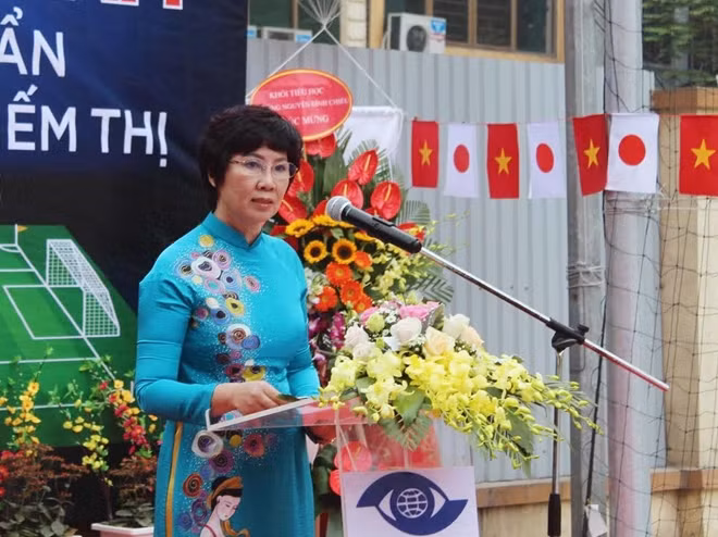 Cảm ơn Đại sứ quán Nhật Bản đã trở thành cầu nối để Quỹ Nippon Foundation tài trợ xây dựng sân bóng này, bà Phạm Thị Kim Nga không khỏi xúc động khi nhìn thấy những học trò của mình hào hứng chơi bóng.